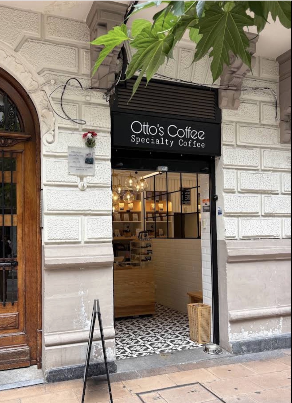 La fachada de Otto's Coffee en Ercilla kalea, con su rótulo negro y el suelo de baldosas blancas y negras